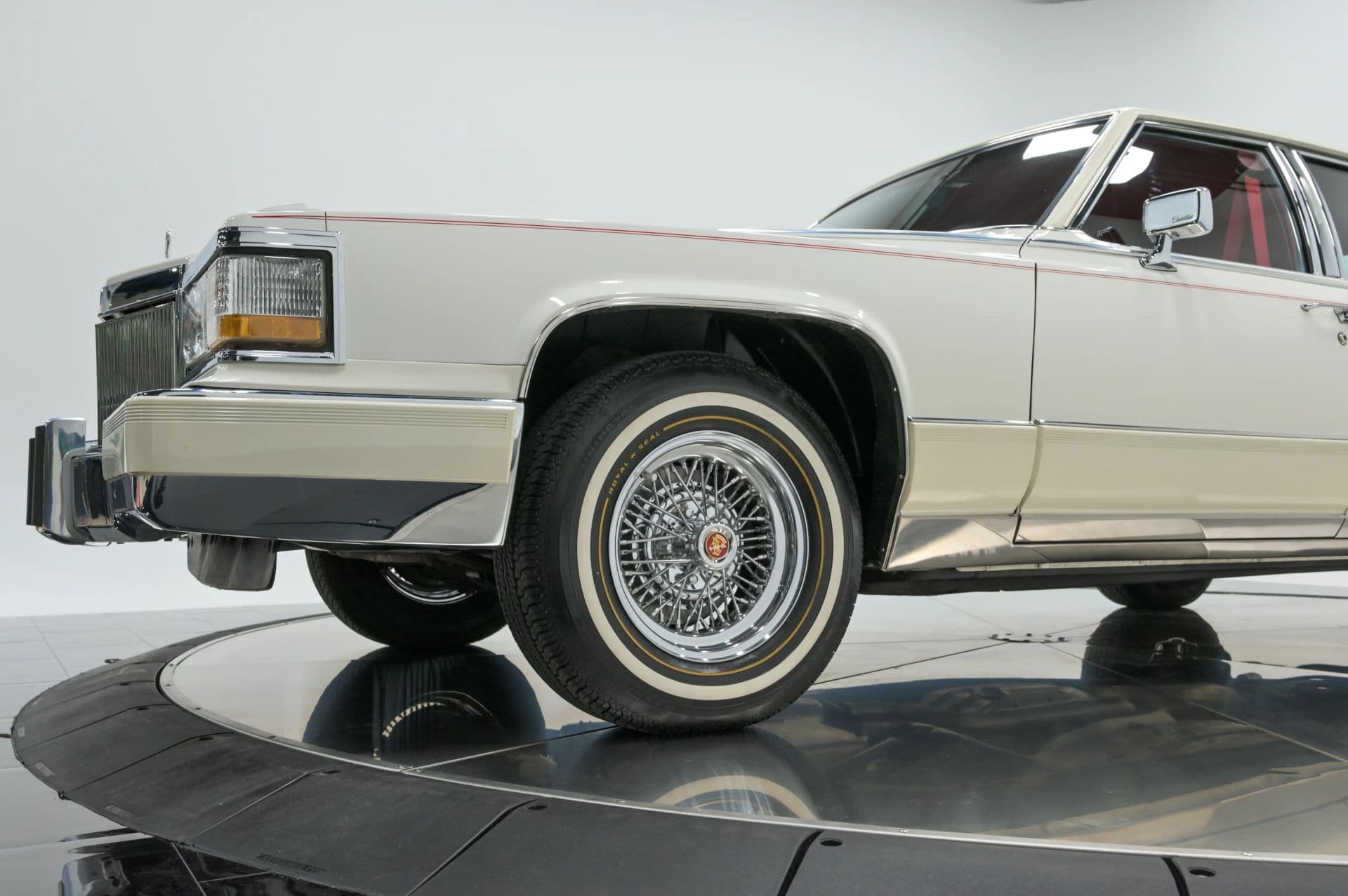 1990 Cadillac Brougham 4D Sedan RWD - thumbnail 23
