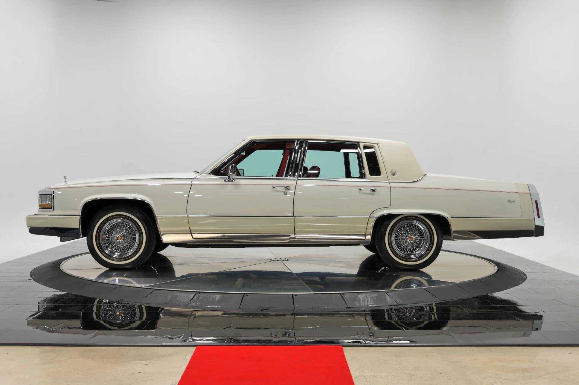 1990 Cadillac Brougham 4D Sedan RWD - thumbnail 4