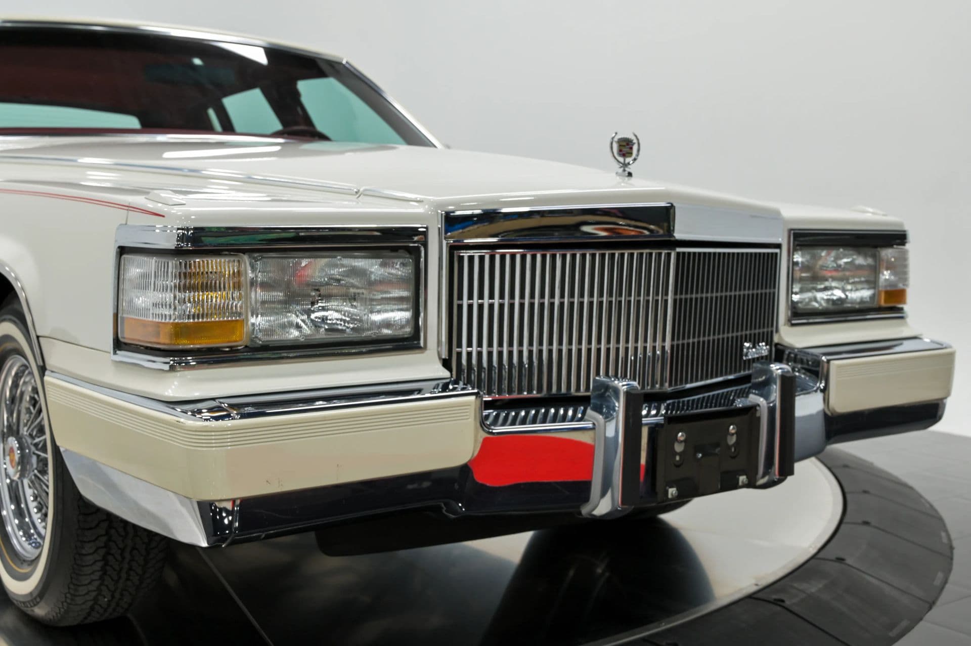 1990 Cadillac Brougham 4D Sedan RWD - thumbnail 19