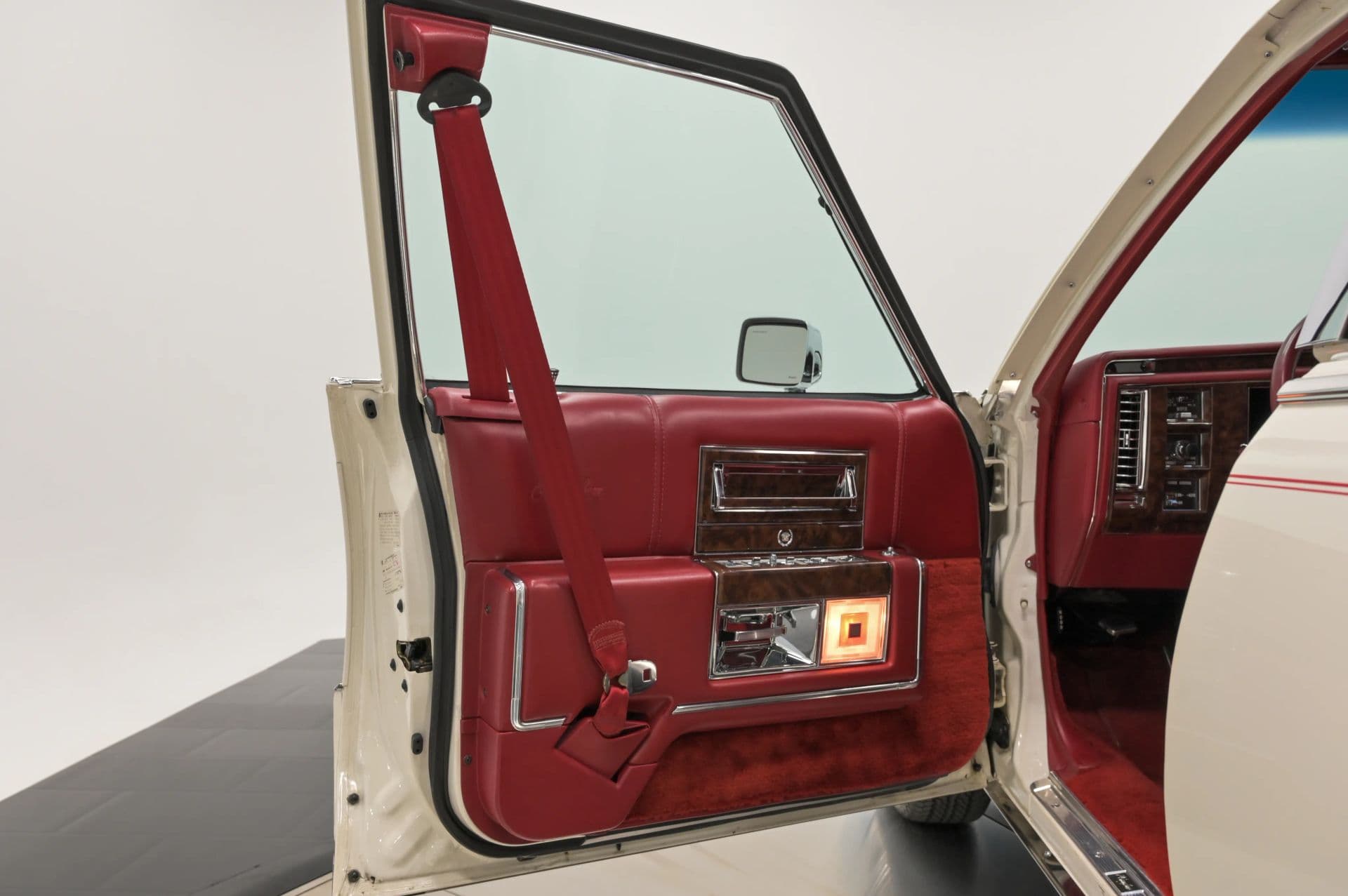 1990 Cadillac Brougham 4D Sedan RWD - thumbnail 38