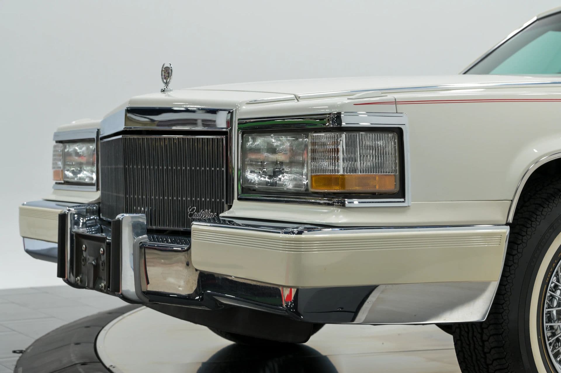 1990 Cadillac Brougham 4D Sedan RWD - thumbnail 15