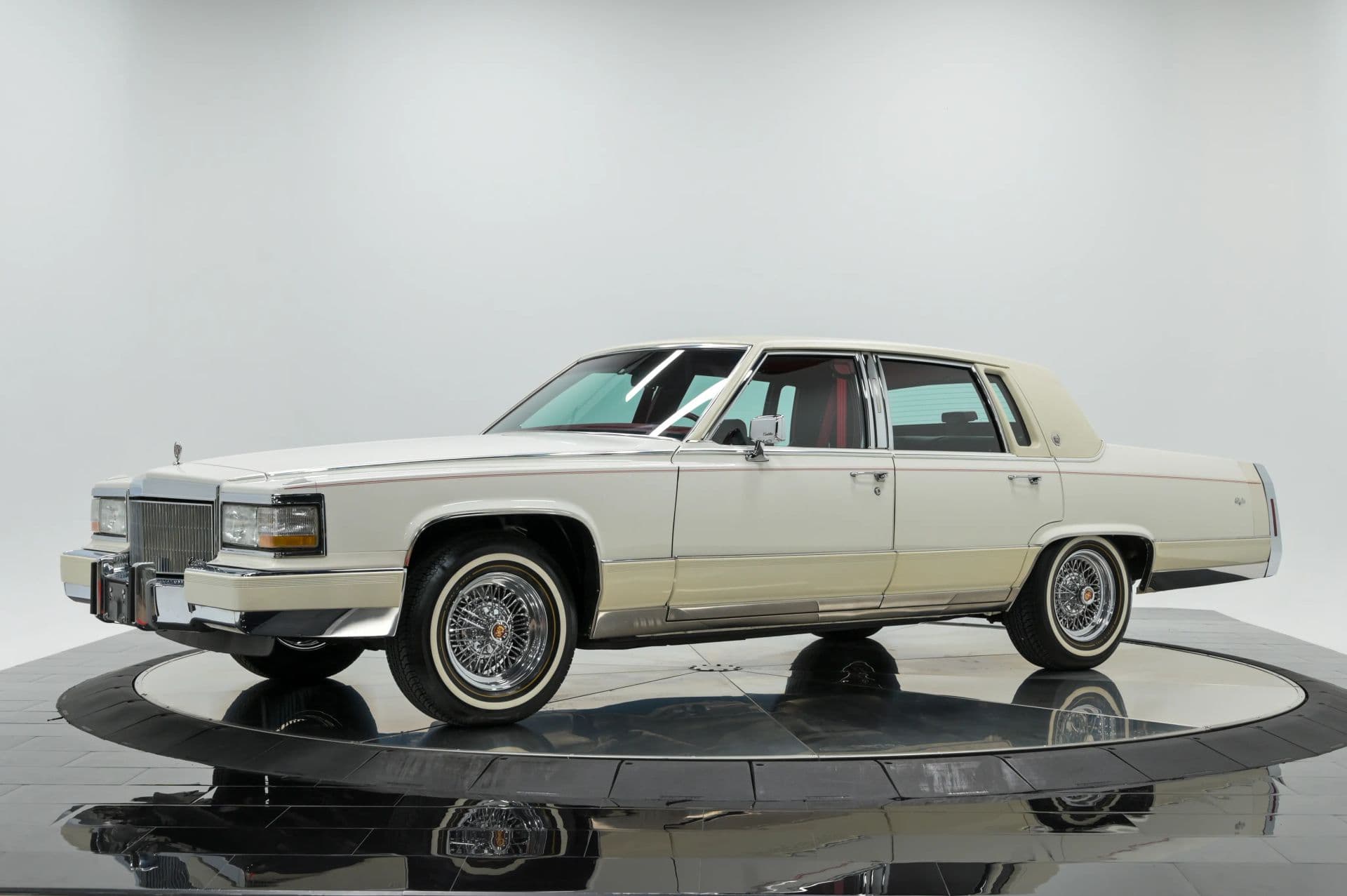 1990 Cadillac Brougham 4D Sedan RWD - thumbnail 3