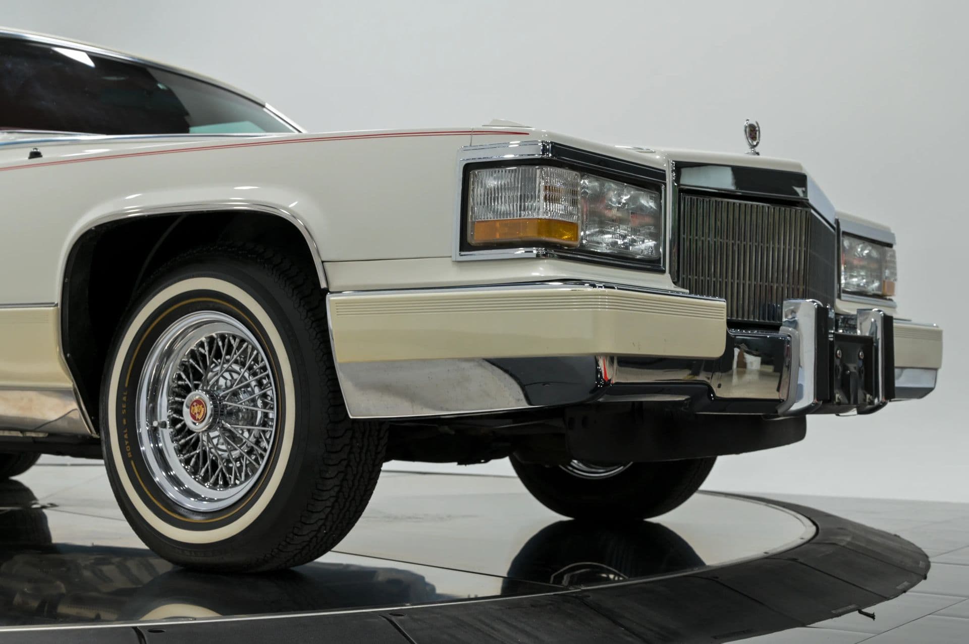 1990 Cadillac Brougham 4D Sedan RWD - thumbnail 21