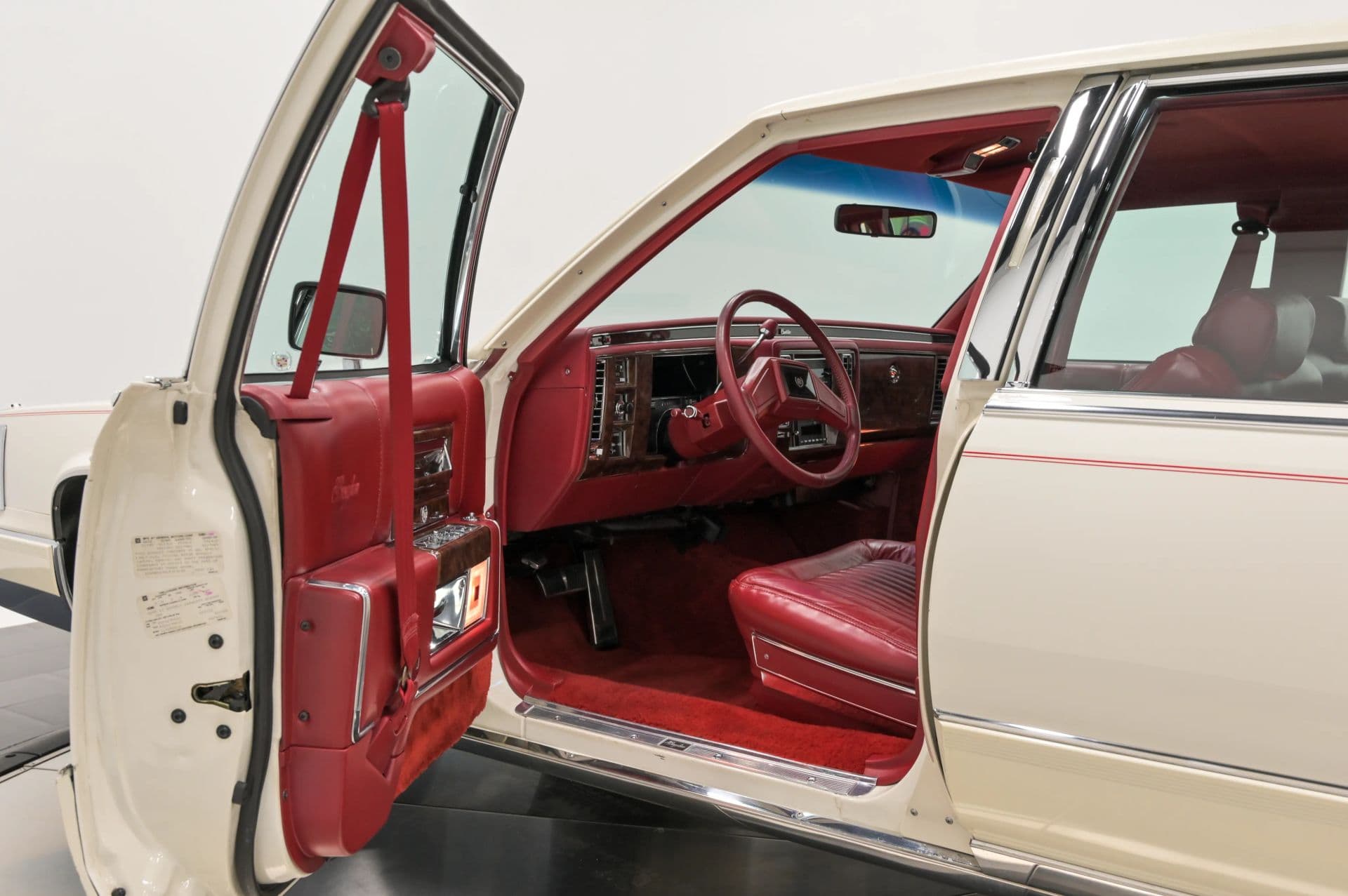 1990 Cadillac Brougham 4D Sedan RWD - thumbnail 37