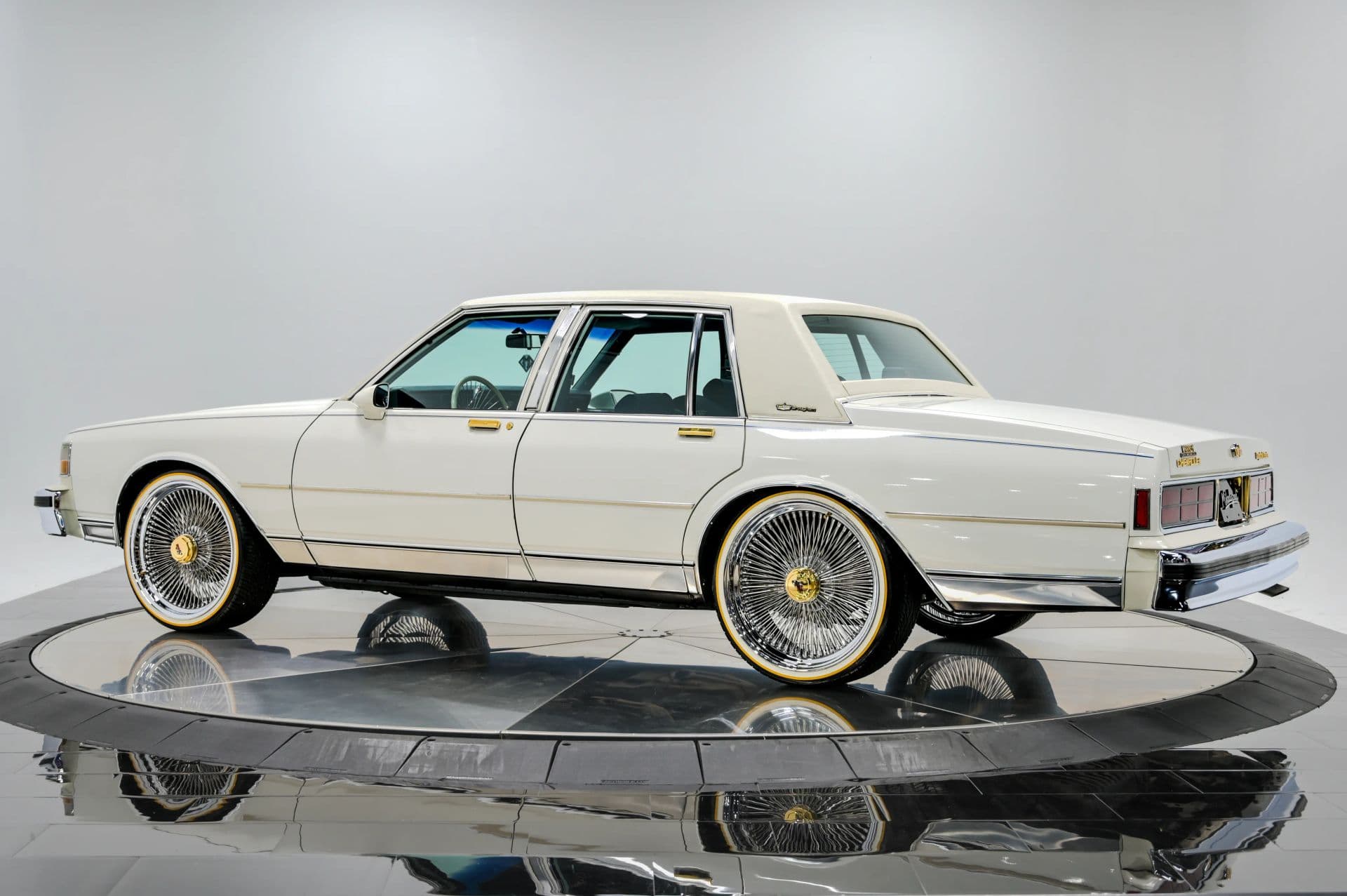 1989 Chevrolet Caprice Classic Brougham 4D Sedan - thumbnail 3