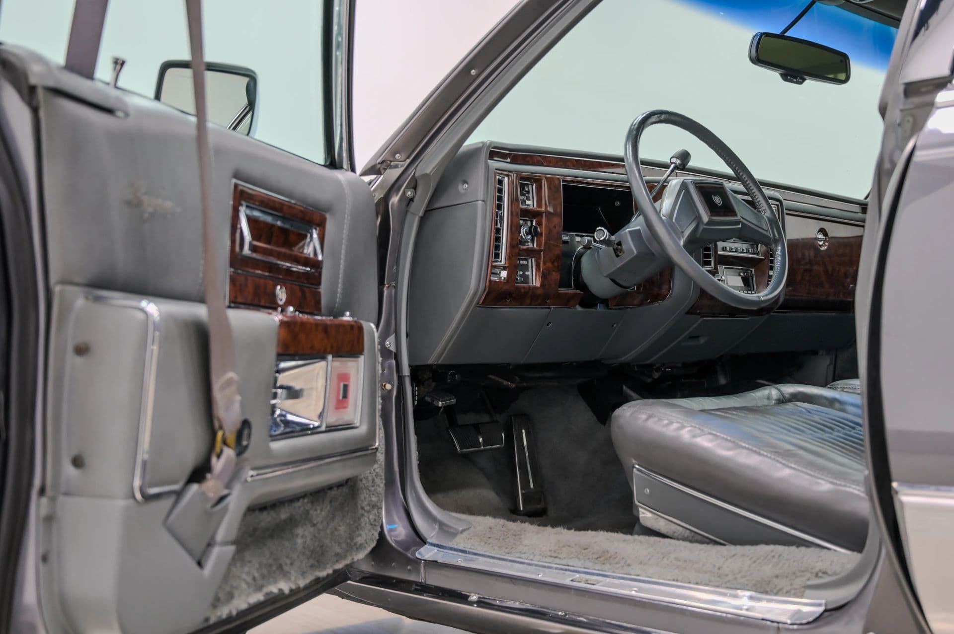 1991 Cadillac Brougham 4D Sedan RWD - thumbnail 26