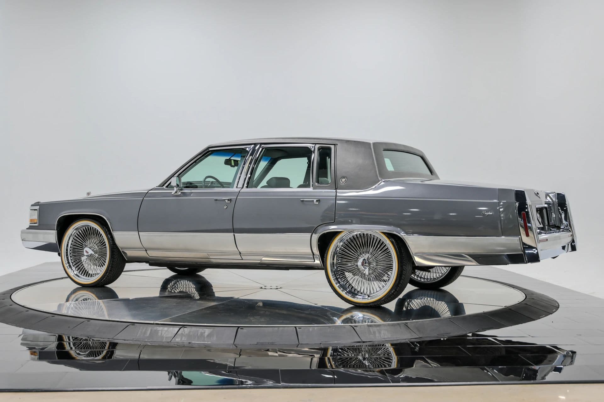 1991 Cadillac Brougham 4D Sedan RWD - thumbnail 4