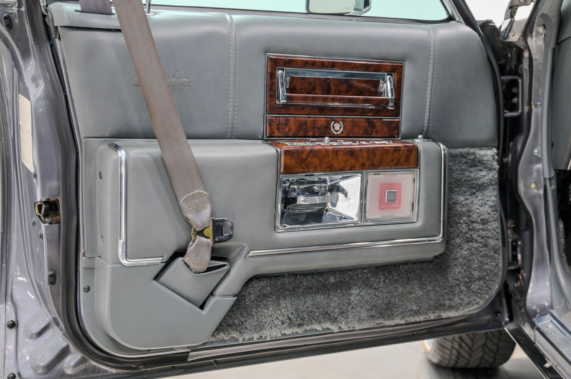 1991 Cadillac Brougham 4D Sedan RWD - thumbnail 28