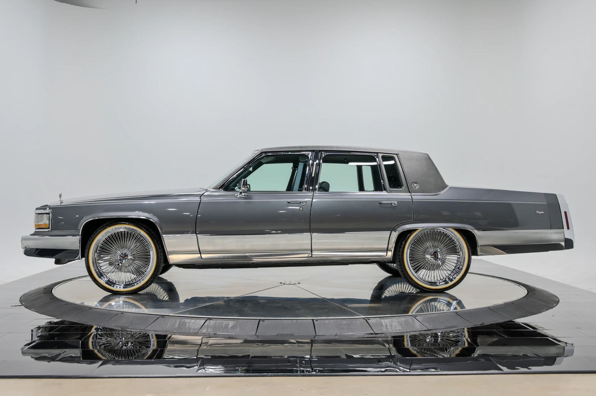 1991 Cadillac Brougham 4D Sedan RWD - thumbnail 3