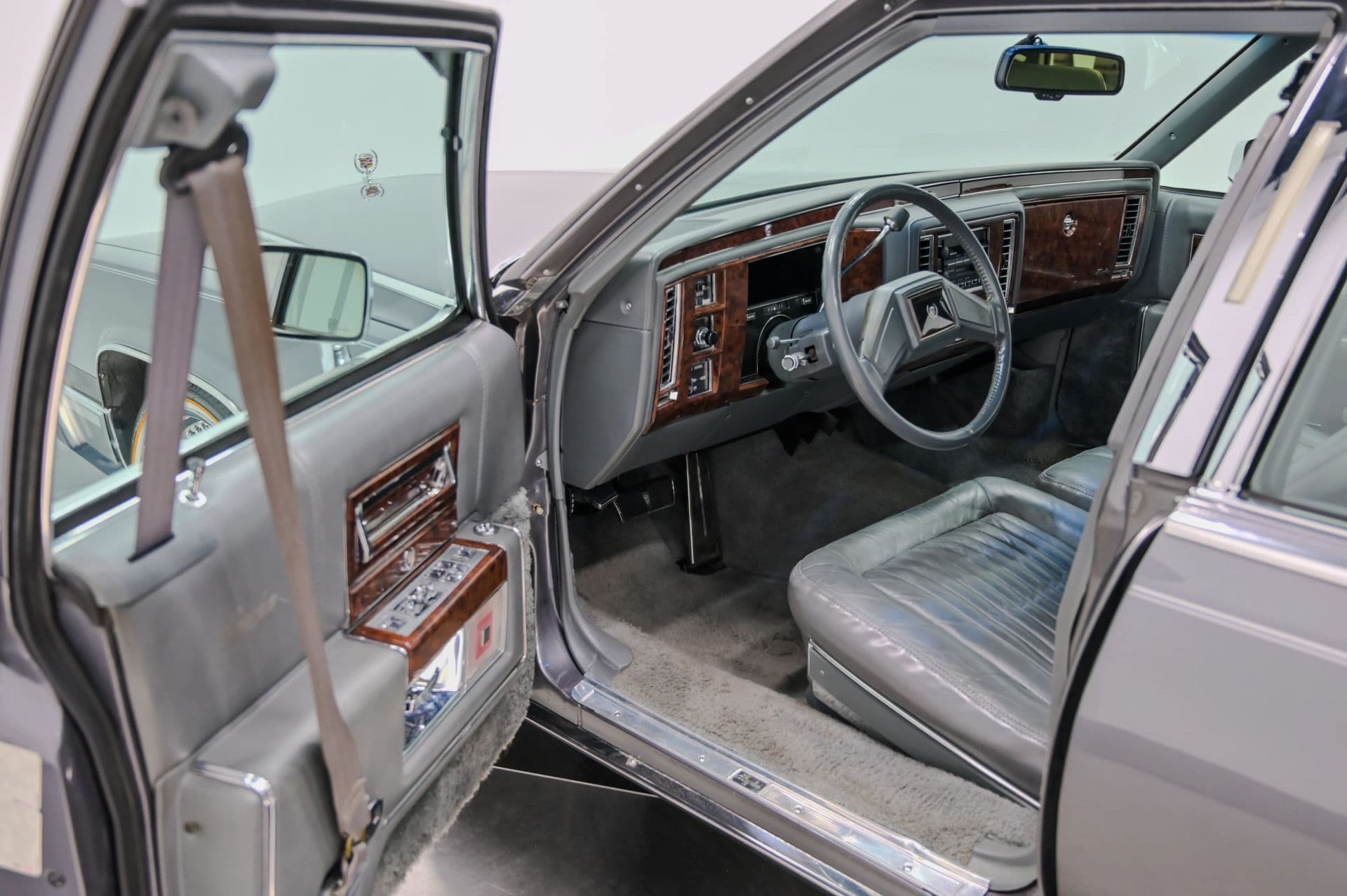 1991 Cadillac Brougham 4D Sedan RWD - thumbnail 27