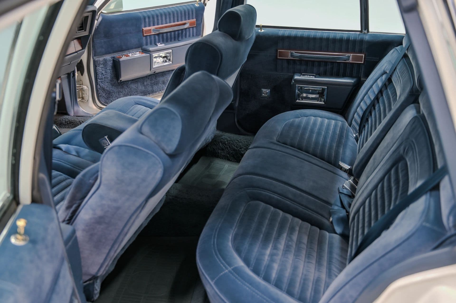 1989 Chevrolet Caprice Classic Brougham 4D Sedan - thumbnail 35