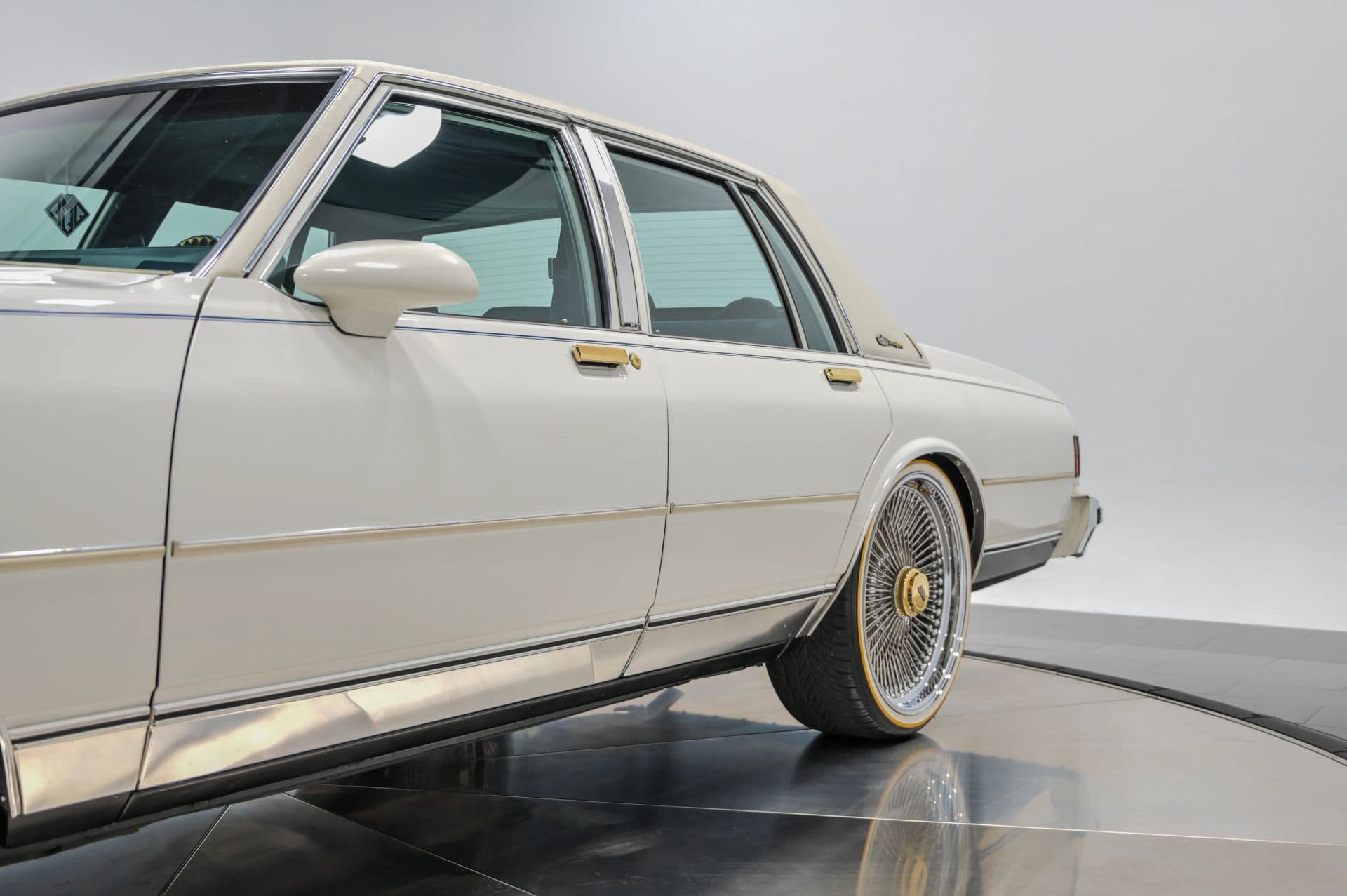 1989 Chevrolet Caprice Classic Brougham 4D Sedan - thumbnail 17