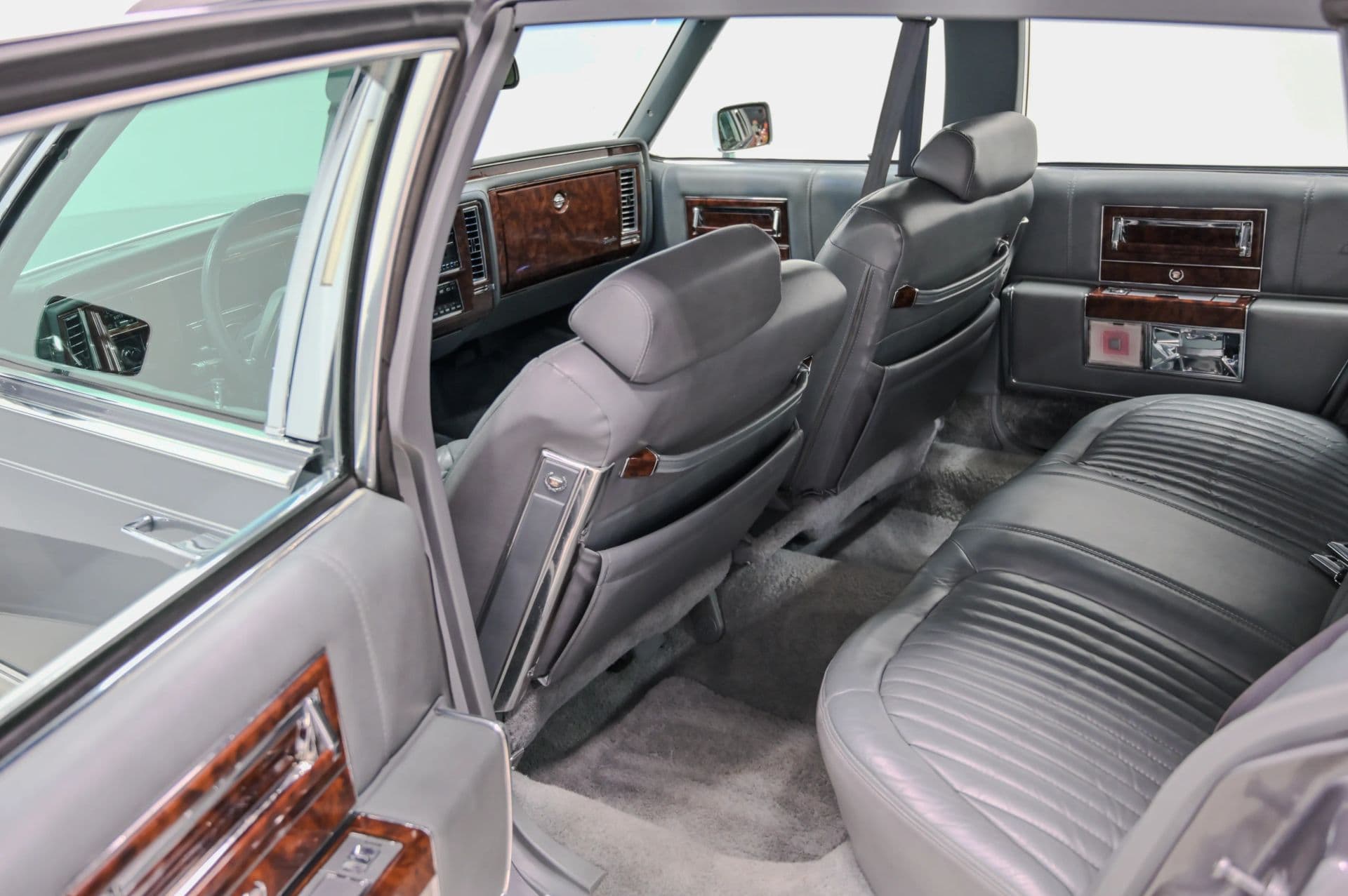 1991 Cadillac Brougham 4D Sedan RWD - thumbnail 30