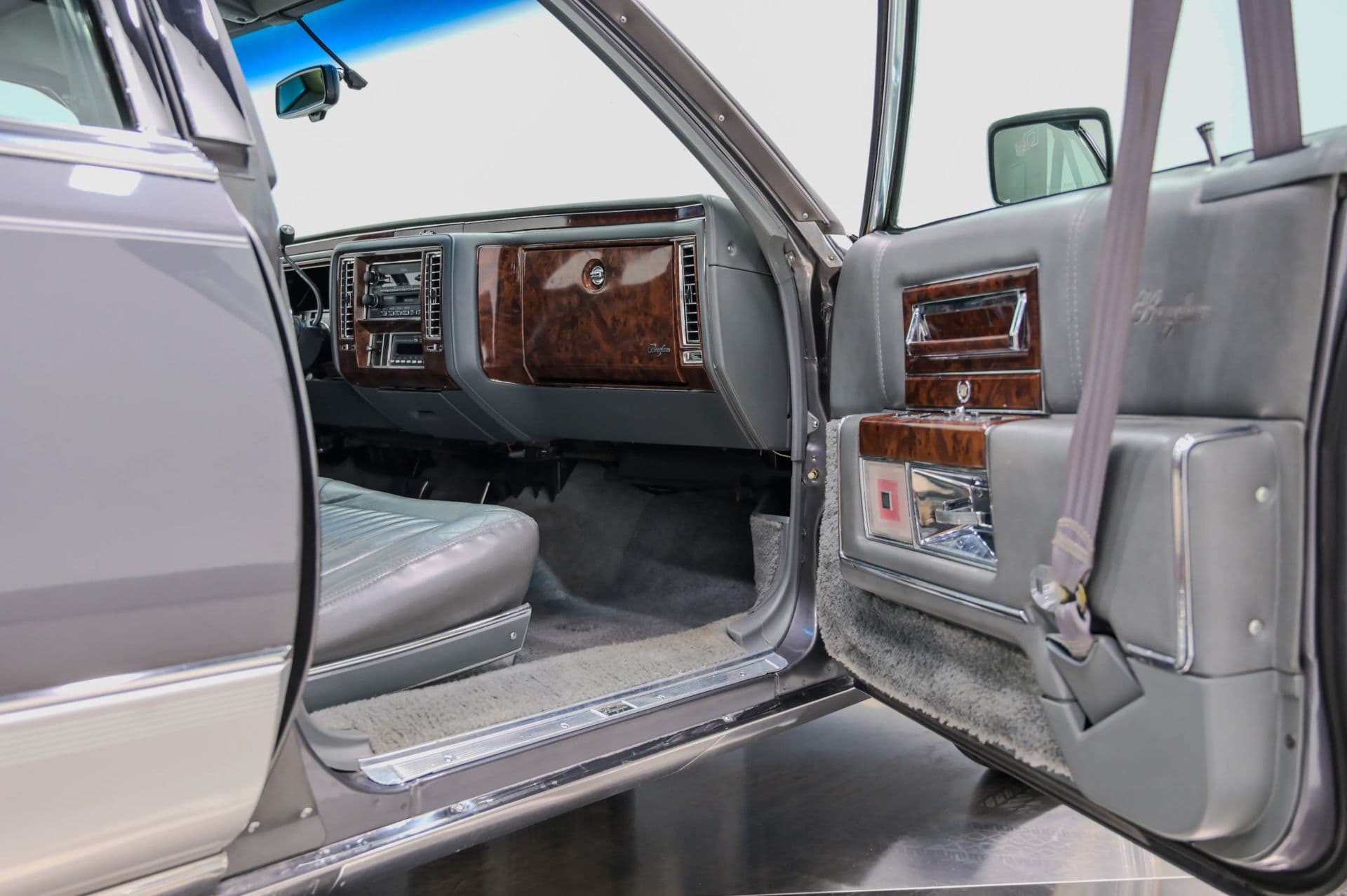 1991 Cadillac Brougham 4D Sedan RWD - thumbnail 34