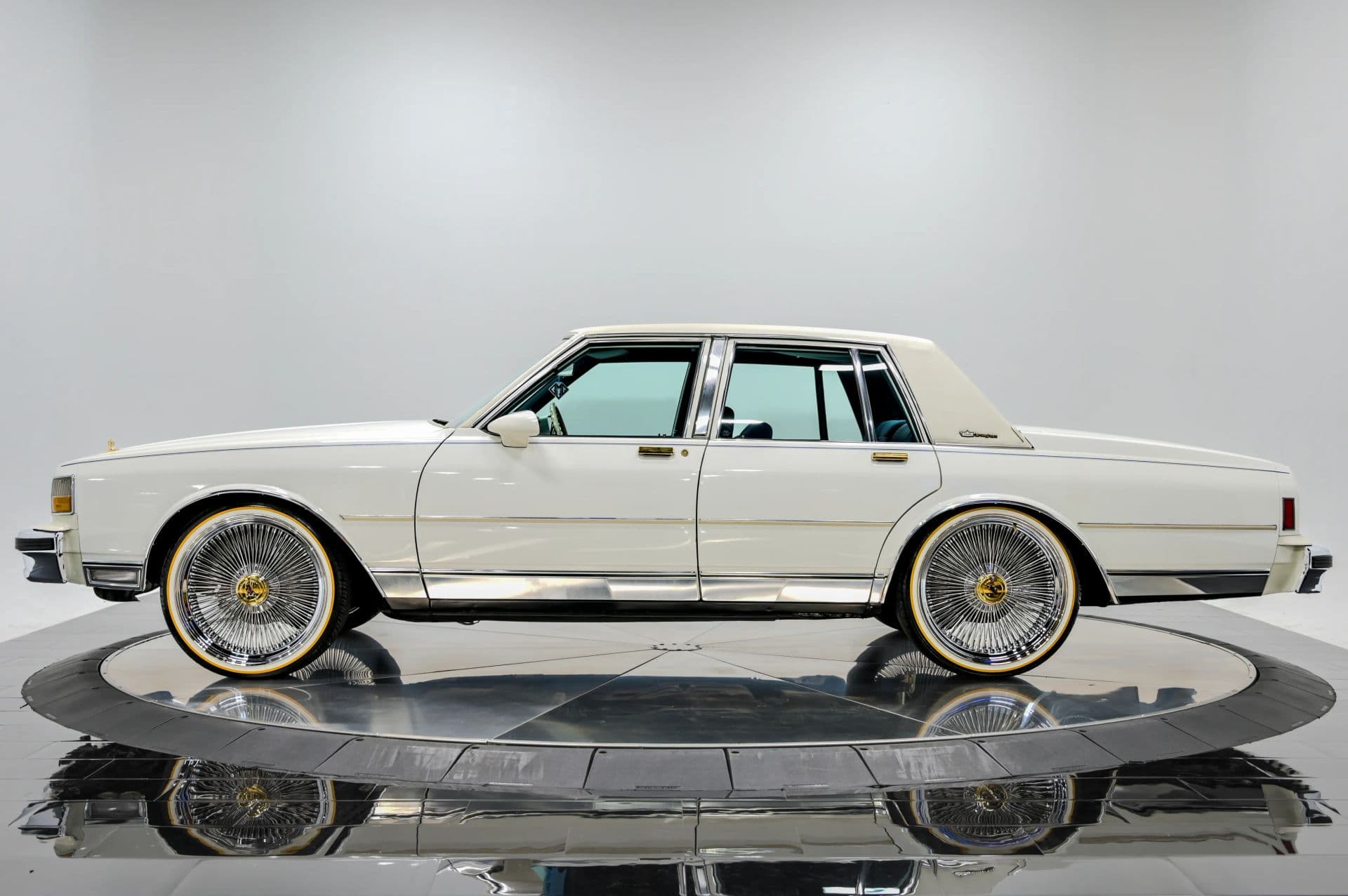 1989 Chevrolet Caprice Classic Brougham 4D Sedan - thumbnail 2