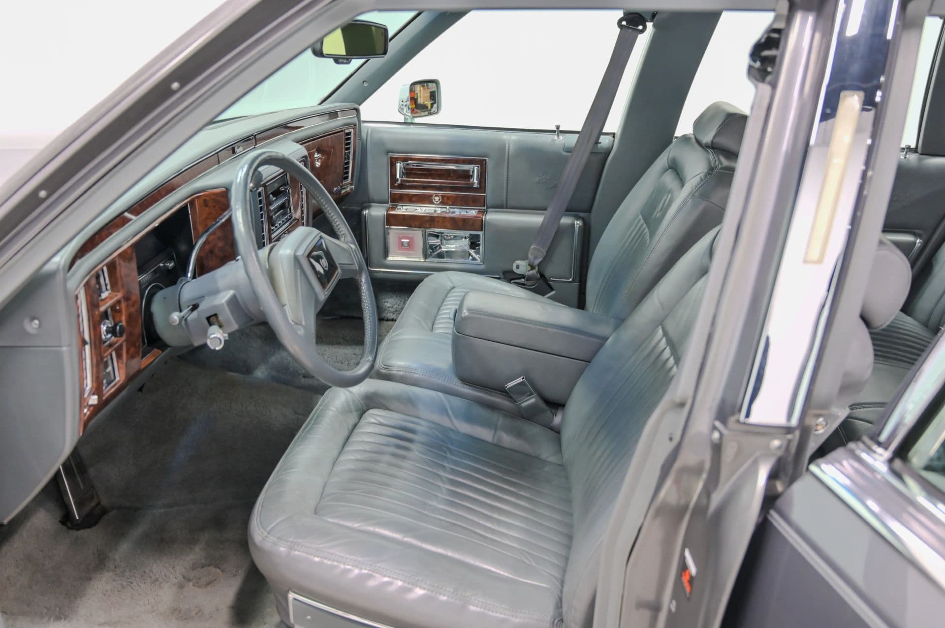1991 Cadillac Brougham 4D Sedan RWD - thumbnail 33