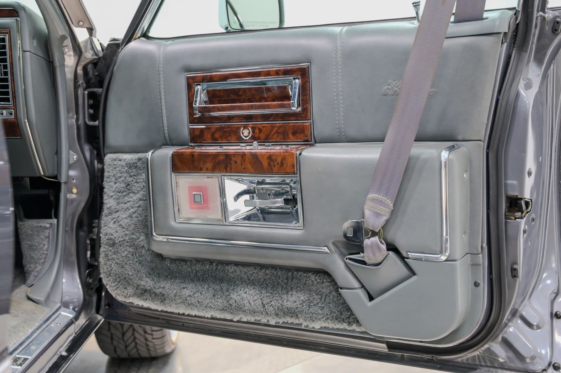 1991 Cadillac Brougham 4D Sedan RWD - thumbnail 35