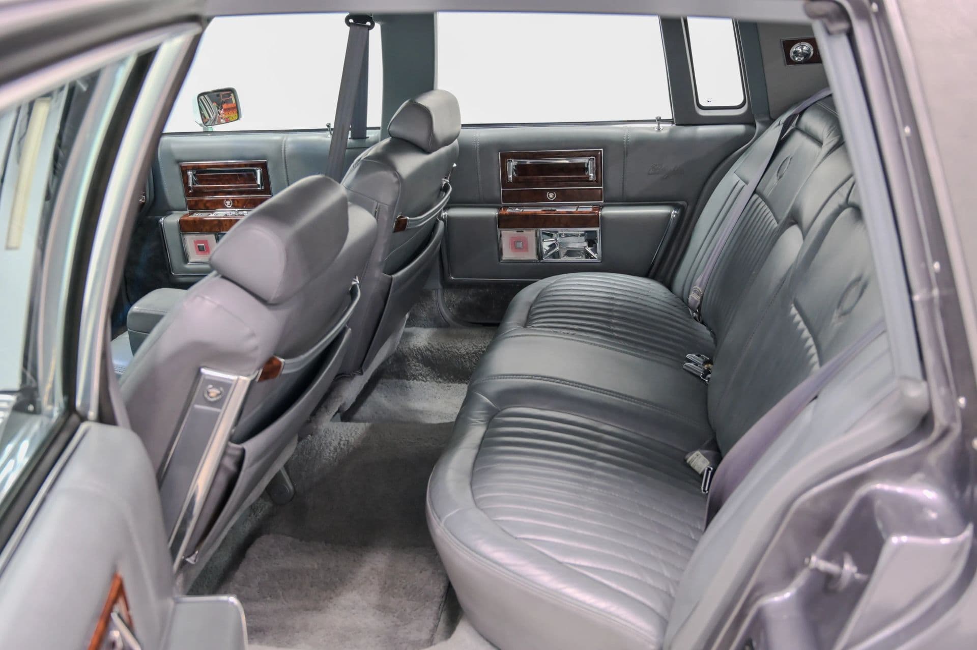 1991 Cadillac Brougham 4D Sedan RWD - thumbnail 31