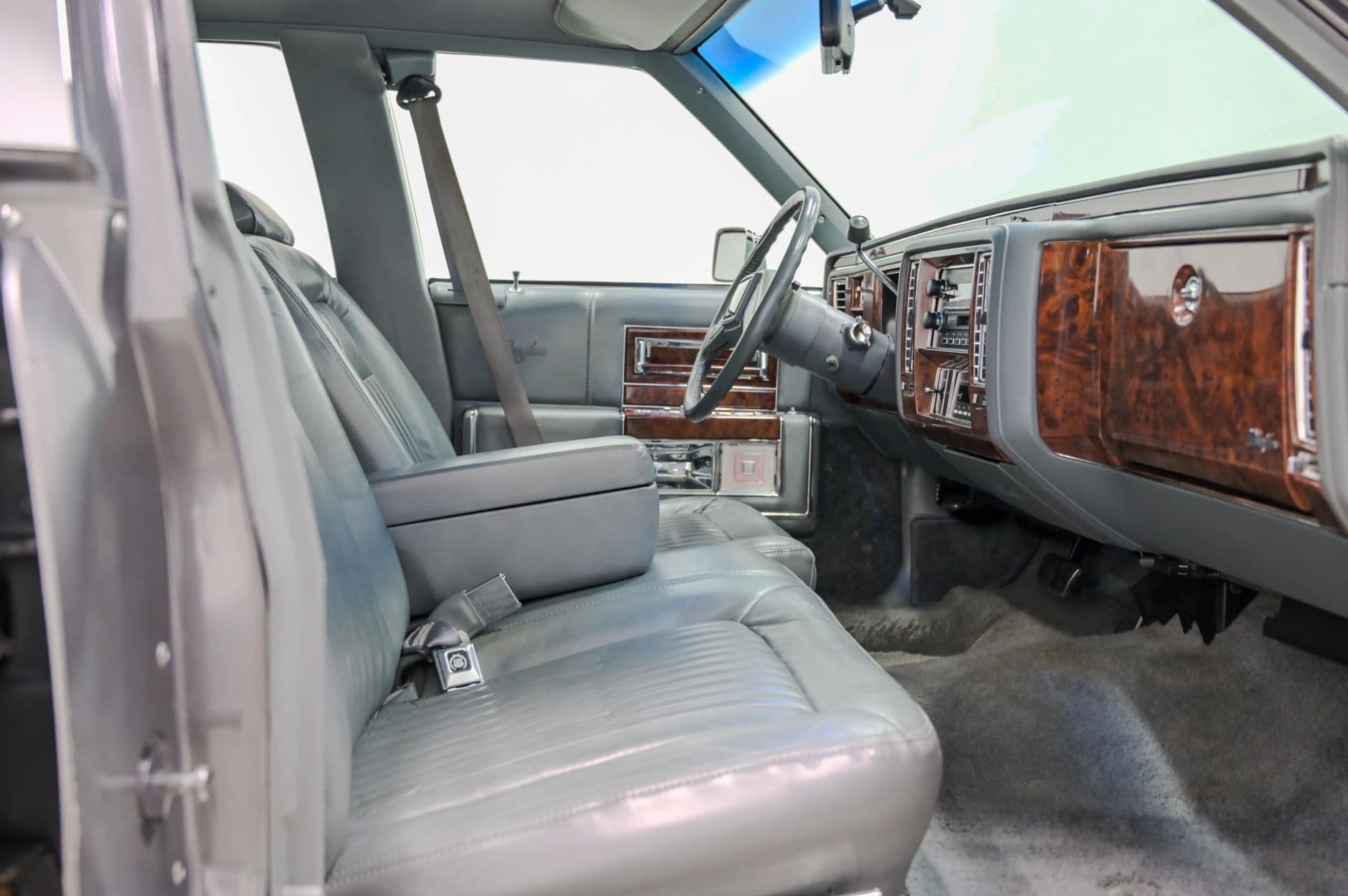 1991 Cadillac Brougham 4D Sedan RWD - thumbnail 37
