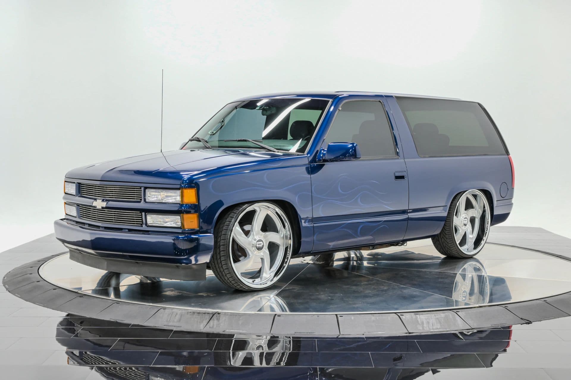 1997 Chevrolet Tahoe Sport Utility 2D - thumbnail 2
