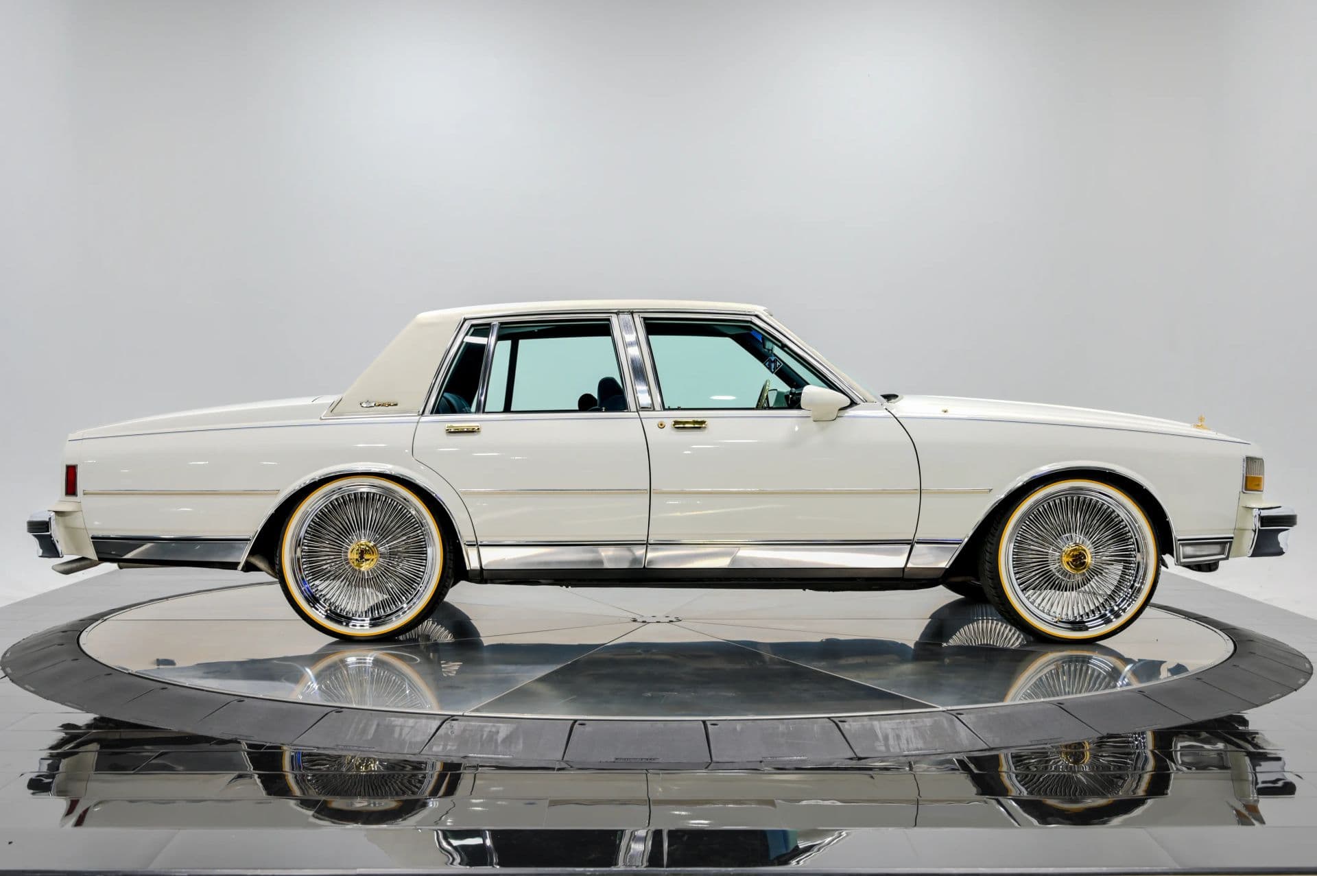 1989 Chevrolet Caprice Classic Brougham 4D Sedan - thumbnail 8